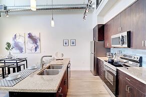 Loft with Views-King Bed-Close to Shop/Dine-Parking 4011