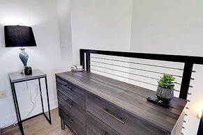 Loft with Views-King Bed-Close to Shop/Dine-Parking 4011