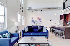 Loft with Views-King Bed-Close to Shop/Dine-Parking 4011