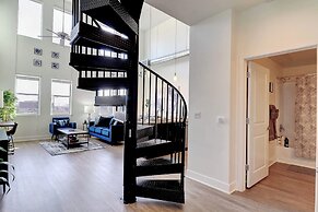 Loft with Views-King Bed-Close to Shop/Dine-Parking 4011