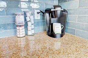 Loft with Views-King Bed-Close to Shop/Dine-Parking 4011