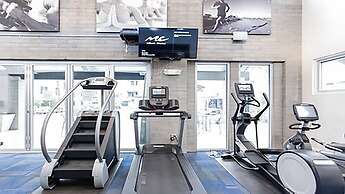 Loft with Views-King Bed-Close to Shop/Dine-Parking 4011