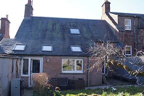 Spacious Cottage With Garden in Kirriemuir Centre