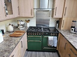 Spacious Cottage With Garden in Kirriemuir Centre