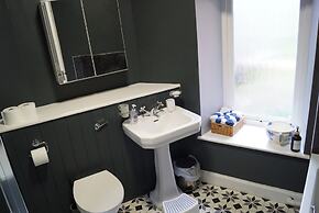 Spacious Cottage With Garden in Kirriemuir Centre