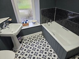 Spacious Cottage With Garden in Kirriemuir Centre