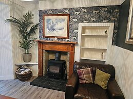 Spacious Cottage With Garden in Kirriemuir Centre