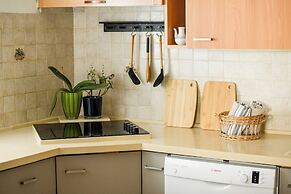 Homey Sea-Side Apartment by Sea N' Rent