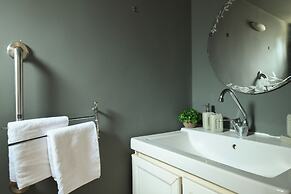 Homey Sea-Side Apartment by Sea N' Rent