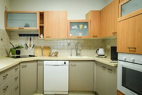 Homey Sea-Side Apartment by Sea N' Rent