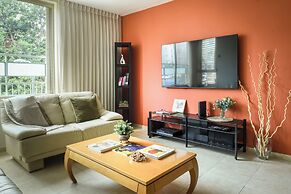 Homey Sea-Side Apartment by Sea N' Rent