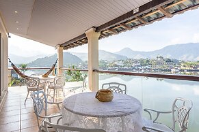 Magnífica casa com praia particular em Angra