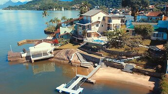 Magnífica casa com praia particular em Angra
