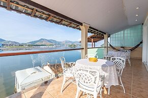 Magnífica casa com praia particular em Angra