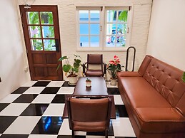 Noir Cafe And Hostel