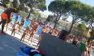 Your Modern Retreat With Poolside Bliss - Beahost