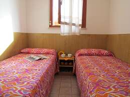 Your Modern Retreat With Poolside Bliss - Beahost