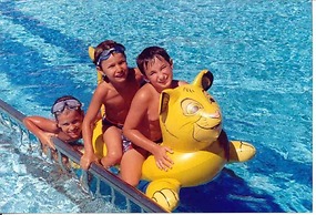 Your Modern Retreat With Poolside Bliss - Beahost