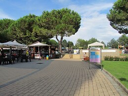 Your Modern Retreat With Poolside Bliss - Beahost