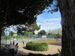 Your Modern Retreat With Poolside Bliss - Beahost