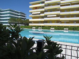 Your Modern Retreat With Poolside Bliss - Beahost