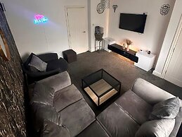 The Hideaway Home BD5 - 2 Bed Lovely Modern House