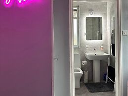 The Hideaway Home BD5 - 2 Bed Lovely Modern House