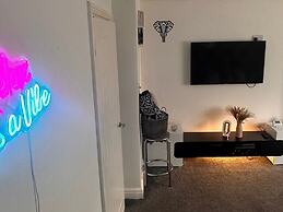 The Hideaway Home BD5 - 2 Bed Lovely Modern House