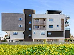 Sanders Triple - Nice 1-bdr Apt With Balcony