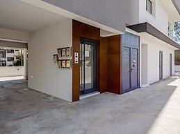 Sanders Triple - Cozy 1-bdr Apt With Balcony