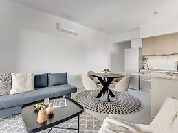 Sanders Triple - Cozy 1-bdr Apt With Balcony