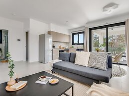 Sanders Triple - Lovely 1-bdr Apt With Balcony