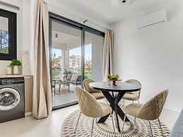 Sanders Triple - Lovely 1-bdr Apt With Balcony