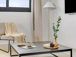 Sanders Triple - Lovely 1-bdr Apt With Balcony
