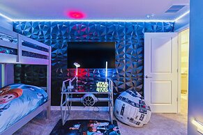 Family Retreat near Disney with Pool & Hot Tub! by RedAwning