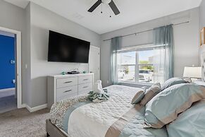 Family Retreat near Disney with Pool & Hot Tub! by RedAwning