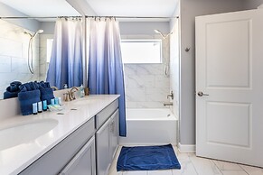 Family Retreat near Disney with Pool & Hot Tub! by RedAwning