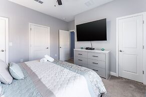 Family Retreat near Disney with Pool & Hot Tub! by RedAwning