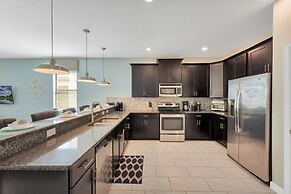Spacious & Bright W/all The Amenities-4911cg 8 Bedroom Home by Redawni