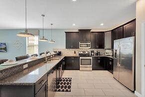 Spacious & Bright W/all The Amenities-4911cg 8 Bedroom Home by RedAwni