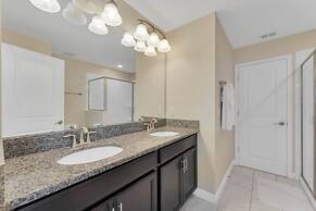 Spacious & Bright W/all The Amenities-4911cg 8 Bedroom Home by Redawni