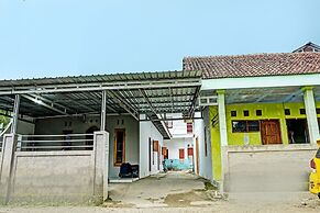 OYO Life 92222 Sahabat Kost Syariah Pacitan