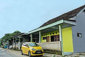 OYO Life 92222 Sahabat Kost Syariah Pacitan