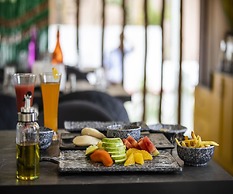 HUE GUH The Porto Candolim