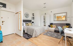 Studio Al. Wyzwolenia 10 by Renters