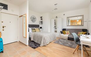 Studio Al. Wyzwolenia 10 by Renters