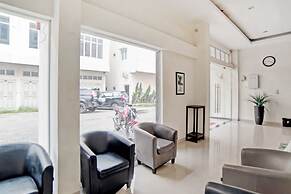 OYO 3051 Stm Suite Near Amplas Bus Terminal