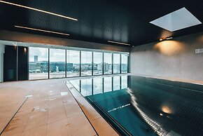 Stylish Luxurious Apt w Pool & Gym ID214