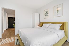 Stylish Luxurious Apt w Pool & Gym ID214