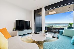 Stylish Luxurious Apt w Pool & Gym ID214